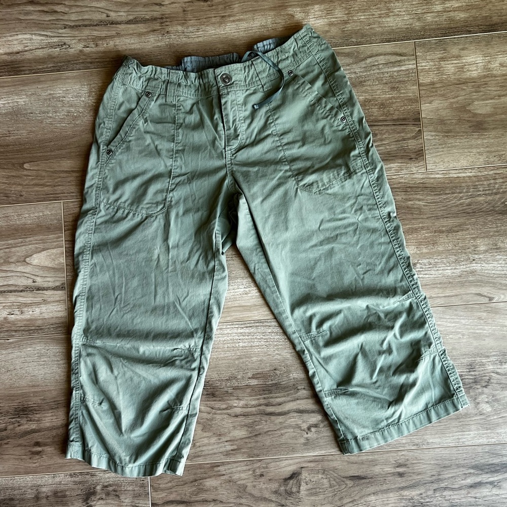 Kuhl green cotton capri pants preowned great condition size 8